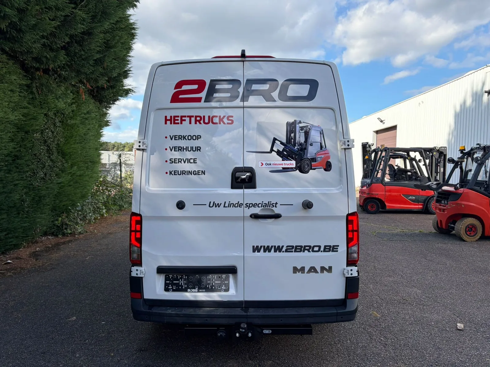 Servicebus van 2Bro voor de werkplaats in Mol, met Linde heftrucks op de achtergrond