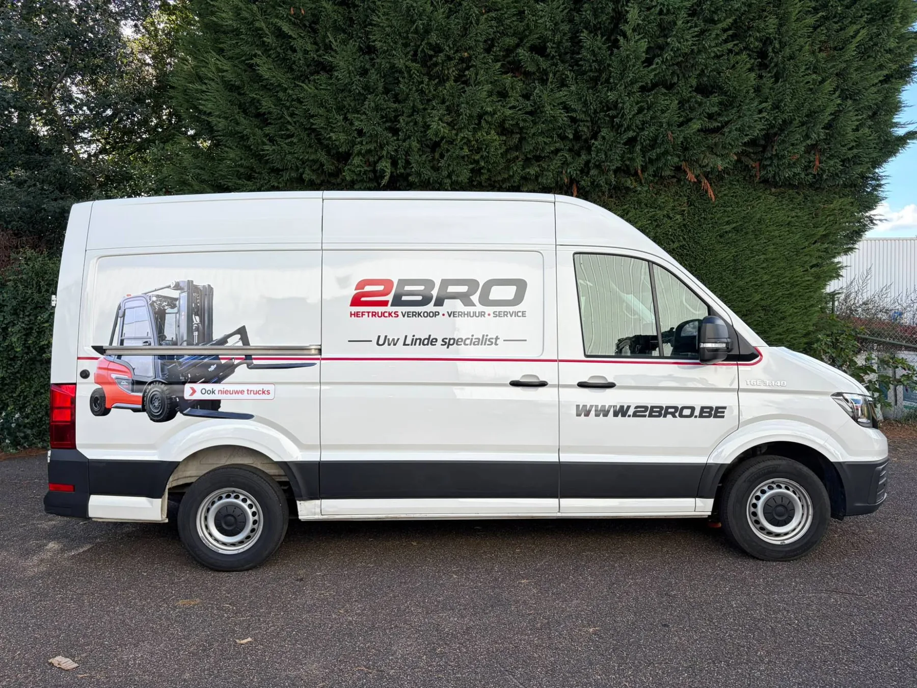 Servicebus van 2Bro onderweg voor heftruck onderhoud in de Kempen