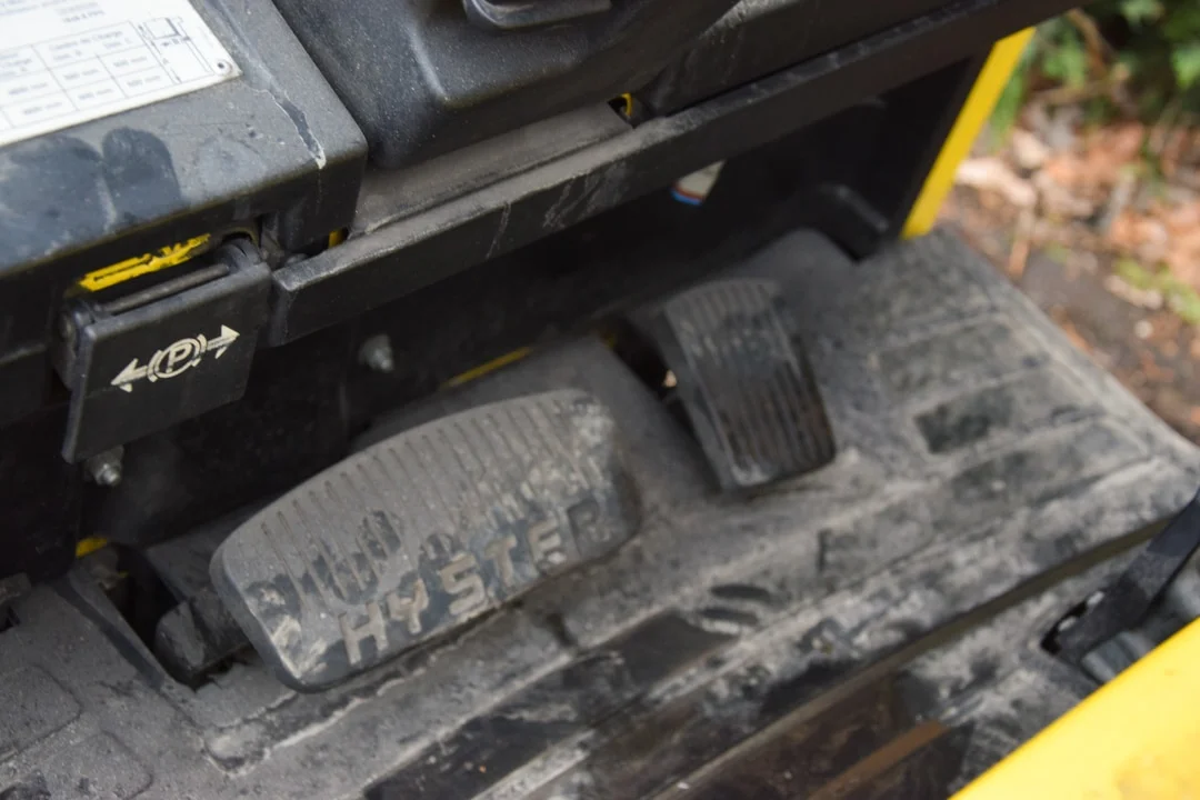 Volledig uitgerust met volrubberen banden voor een soepele rit en optimale grip.