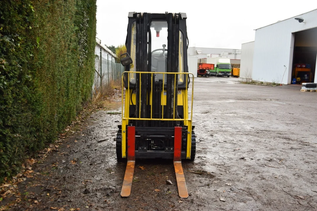 Deze heftruck is compact en wendbaar en kan moeiteloos door smalle ruimtes navigeren.