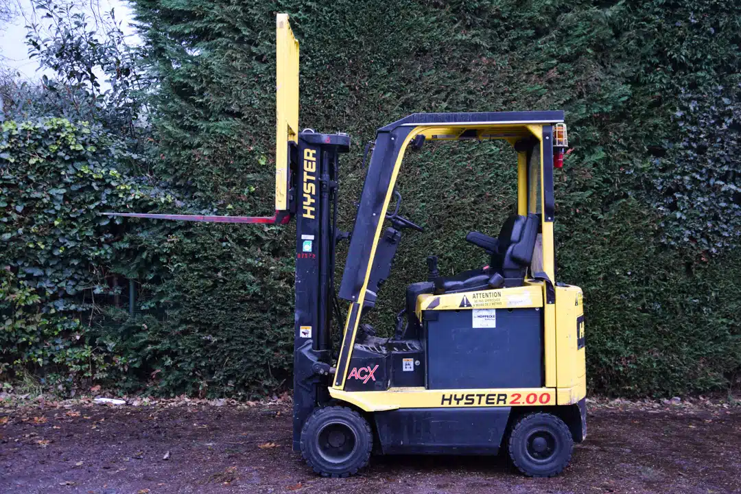 De triplex mast biedt stabiliteit en zorgt voor nauwkeurige positionering van