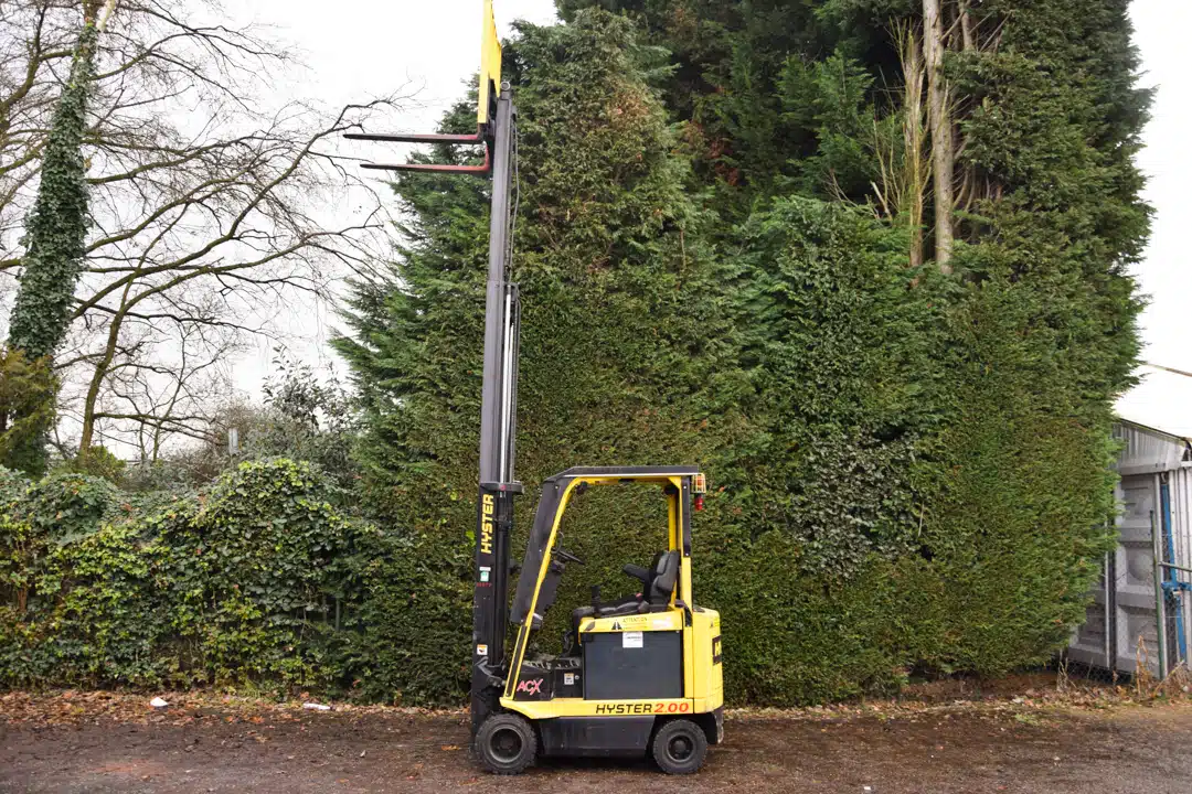 De HYSTER E2.00XMS is een veelzijdige heftruck die geschikt is voor verschillende soorten werkzaamheden.