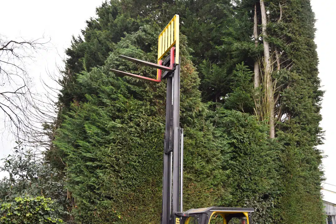 Met de maximale doorrijhoogte van 2060mm kan deze heftruck gemakkelijk door lage ingangen of deuropeningen rijden.