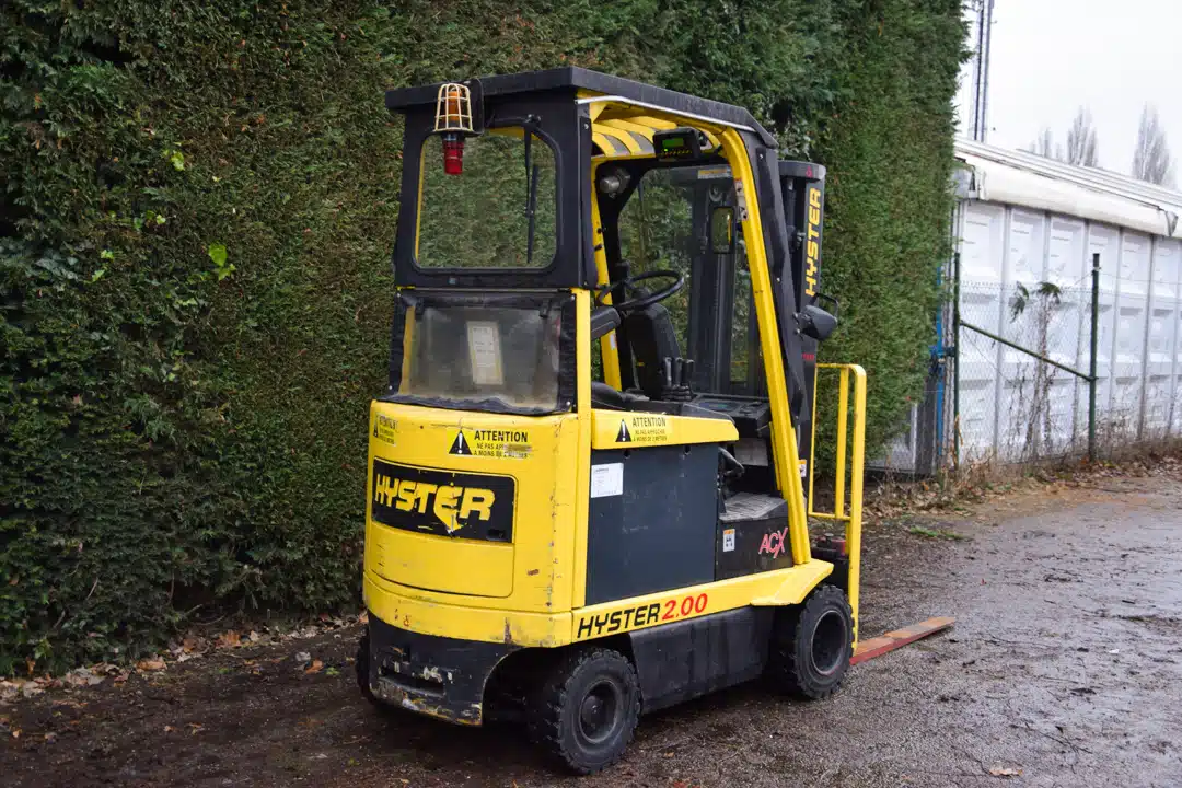 Dankzij de krachtige 48v 575Ah batterij uit 2016 kan deze heftruck de hele dag door werken zonder op te laden.