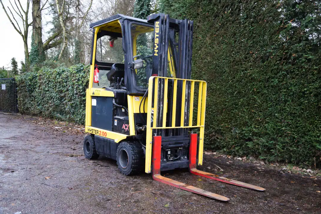 Met deze heftruck kunt u zware lasten tot 2 ton eenvoudig en veilig verplaatsen.