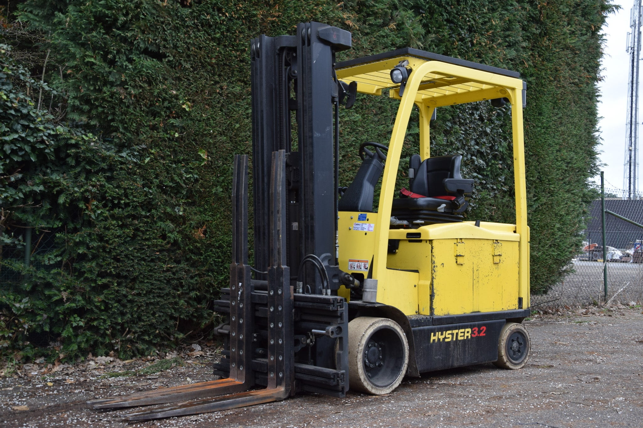 Een HYSTER E3.2XN heftruck van 2018 met 2.5 ton hefvermogen en slechts 9450 werkuren.