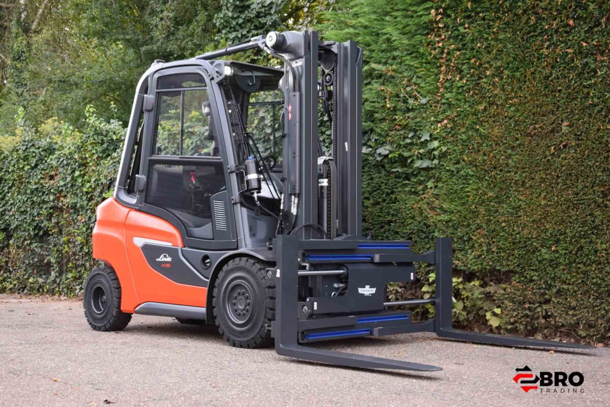Linde H35D heftruck met triplex mast en een Cascade rotator, een van de aanbouwdelen die 2Bro Trading verhuurt