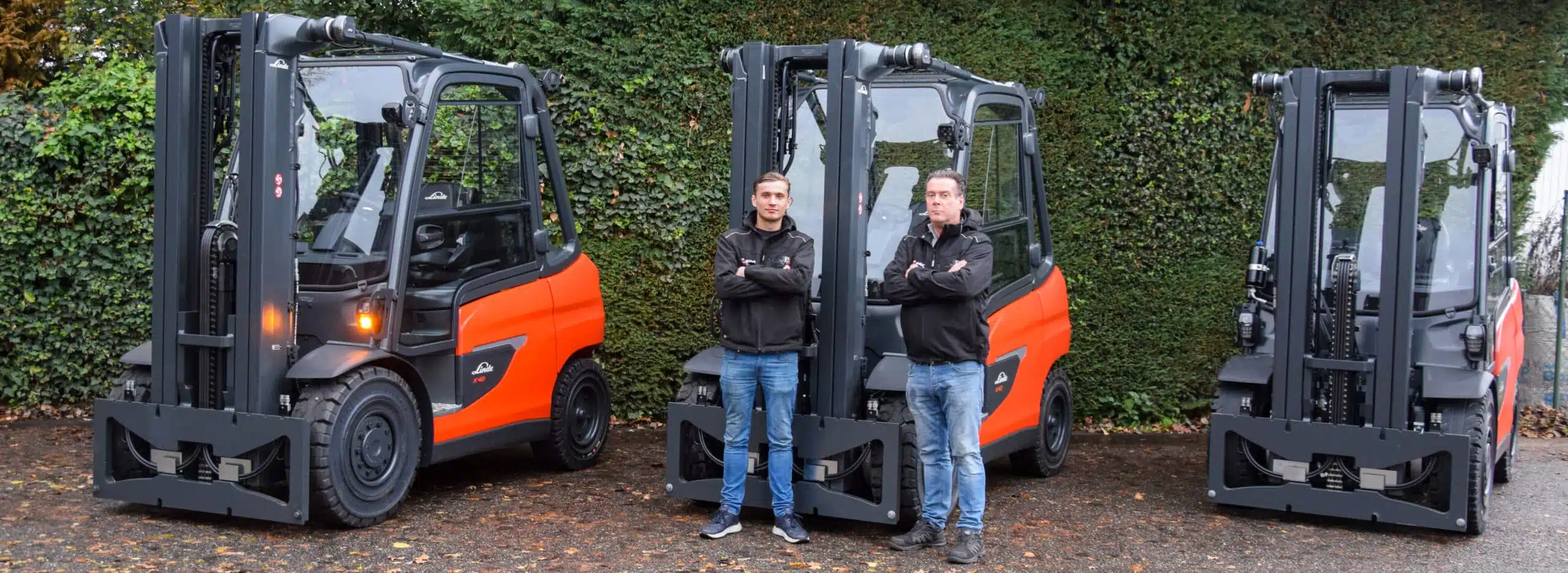 Jan en Antonio Kelders tussen de Linde heftrucks van 2Bro in Mol